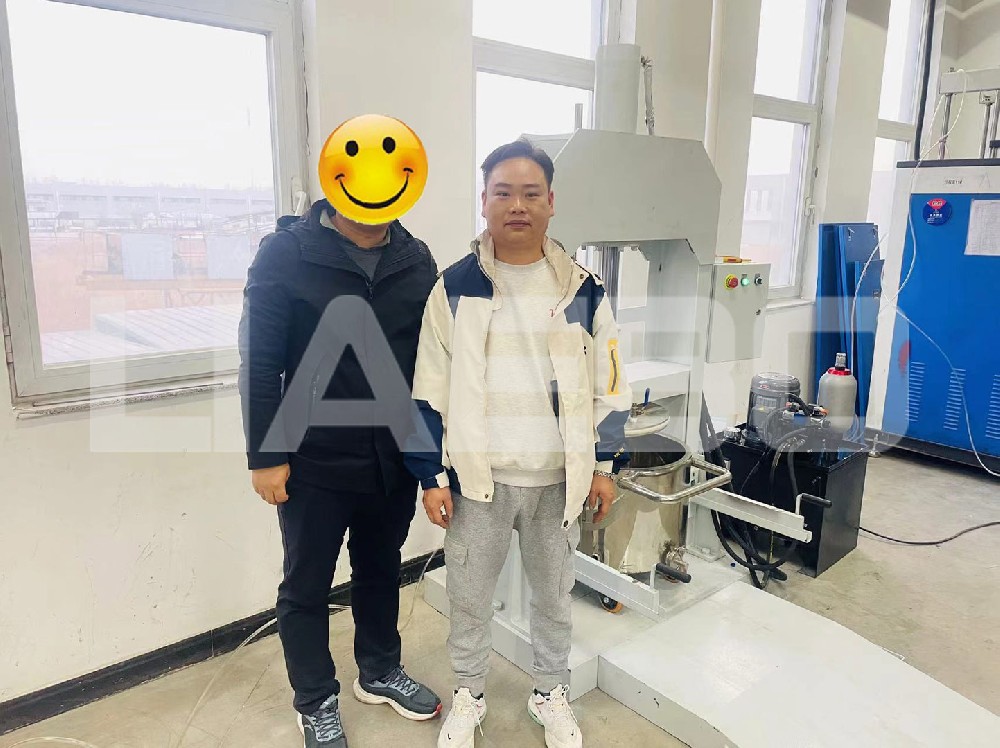 天津某設備公司50L行星攪拌機調試成功